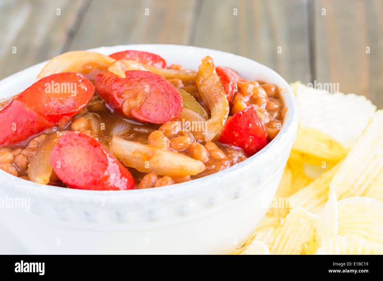 Brauner Zucker Schweinefleisch und Bohnen mit süßen Zwiebeln Maui und Hawaii Paprika hot dog, serviert mit Pommes frites Stockfoto