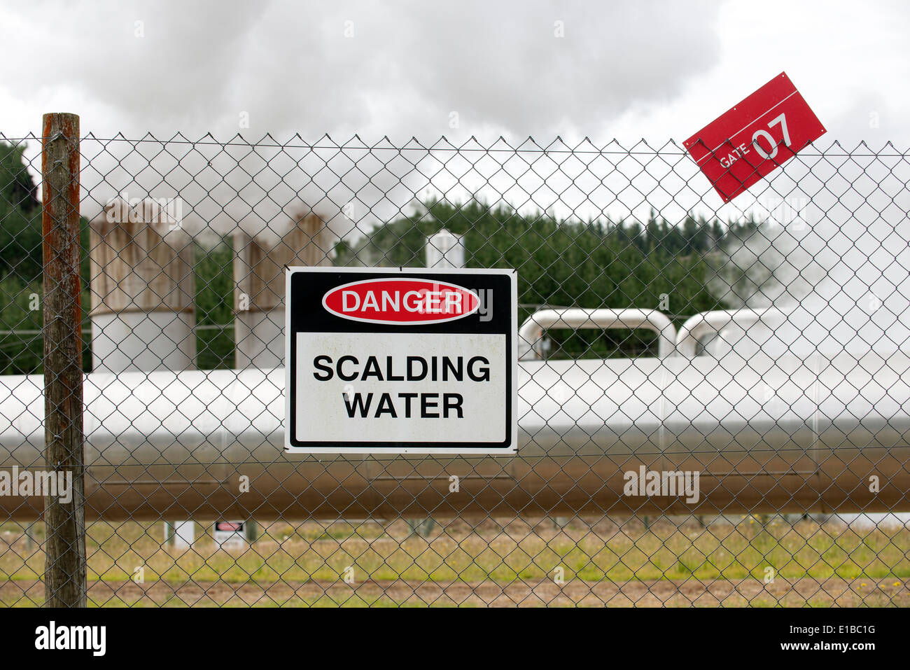 Gefahr der Mitteilung über Drahtzaun Scalding Wasser im geothermischen Kraftwerk Produktion Neuseeland Stockfoto