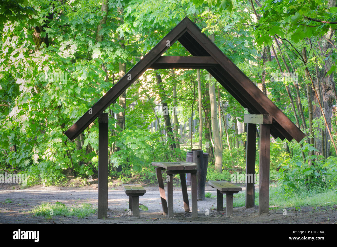 Picknick-Platz im Wald mit Tisch und Bänken Stockfoto