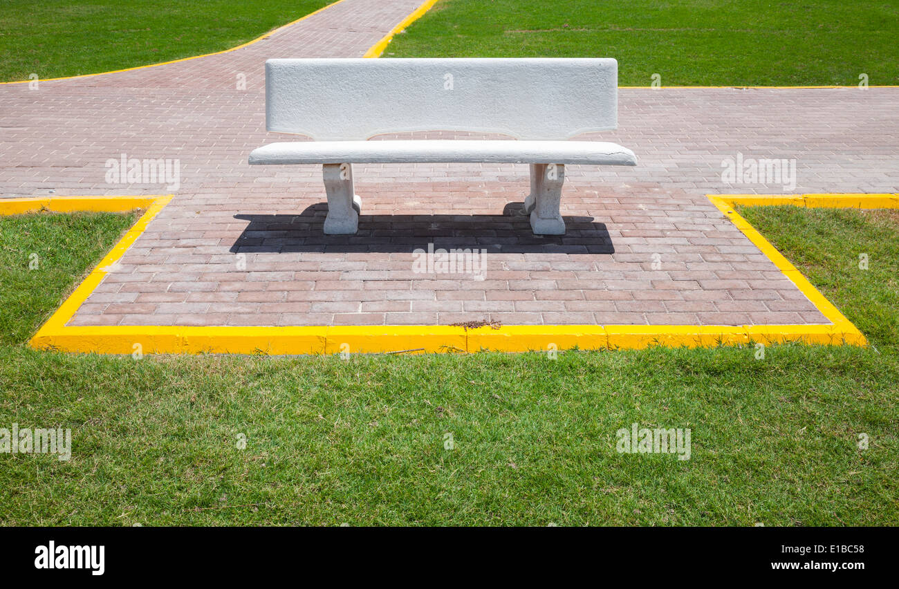 Weiße leere Bank im Sommerpark Stockfoto