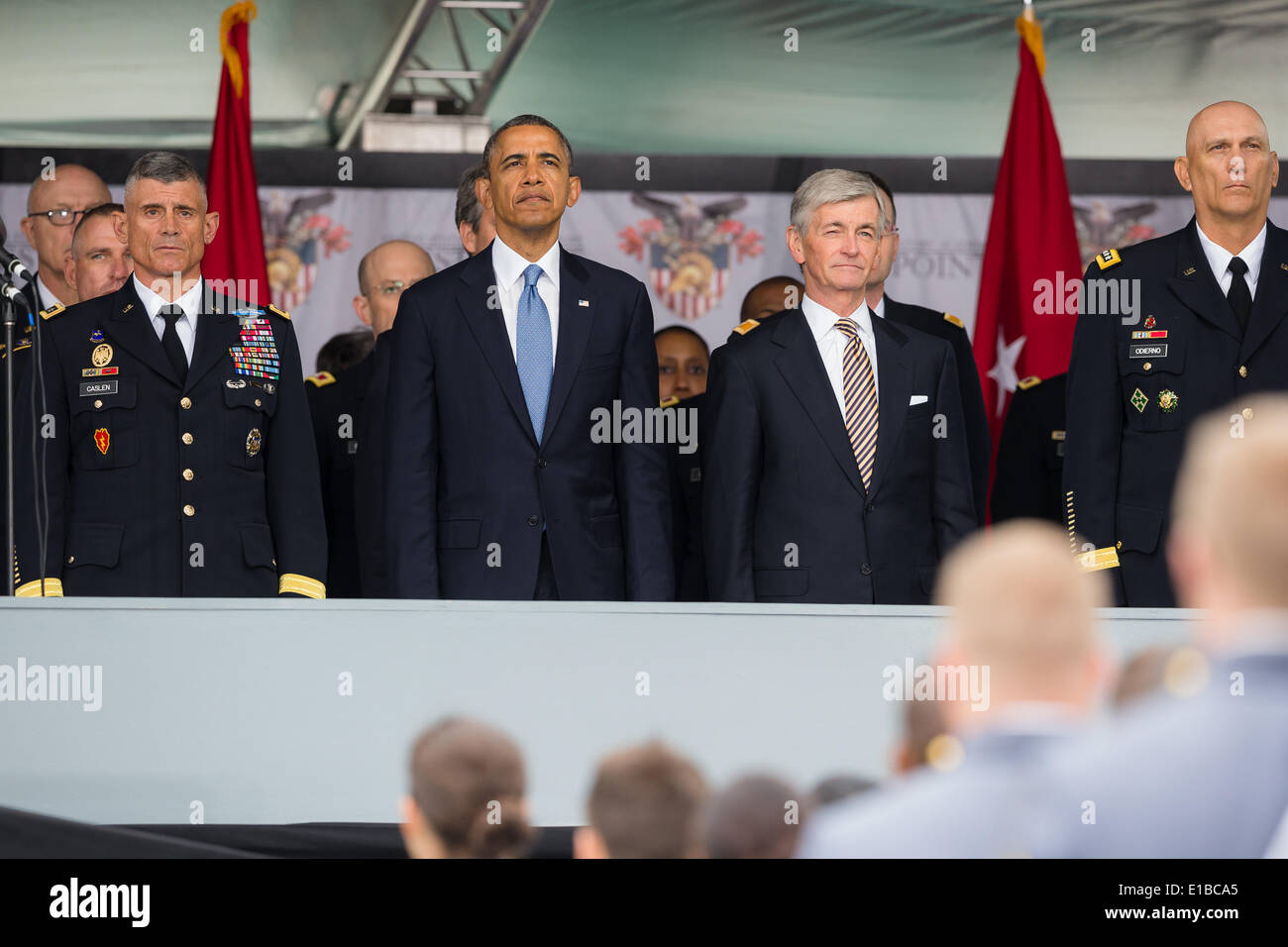 US-Präsident Barack Obama stehen mit (L, R) Generalleutnant Robert Caslen, Secretary Of The Army John McHugh und Stabschef der Armee Ray Odierno vor geben die Eröffnungsrede bei der Abschlussfeier an der US Military Academy 28. Mai 2014 in West Point, New York. Stockfoto