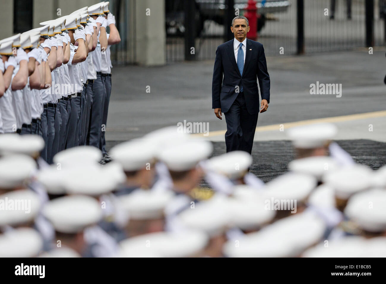 US Präsident Barack Obama geht Kadetten betritt er Michie Stadium um die Eröffnungsrede bei Abschlussfeiern an der US Military Academy 28. Mai 2014 in West Point, New York geben. Stockfoto