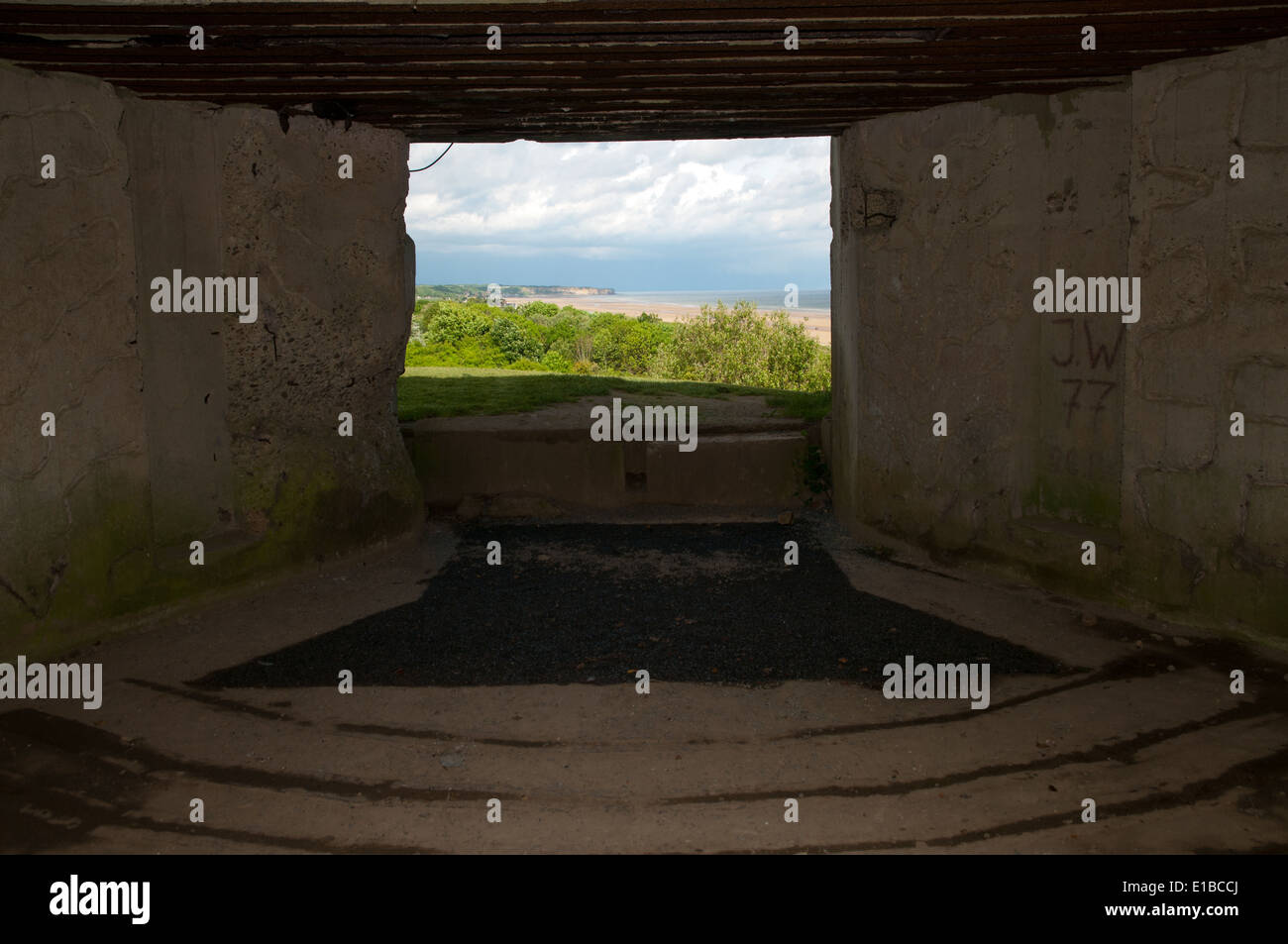 Blick auf Omaha Beach von innen deutsche bunker mit Blick auf Strand von Bluff, Normandie, Frankreich Stockfoto