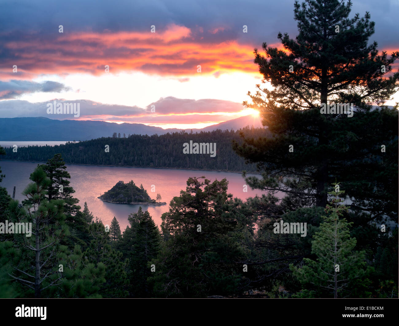 Sonnenaufgang über Emerald Bay mit Fannette Island, Lake Tahoe, Kalifornien. Stockfoto