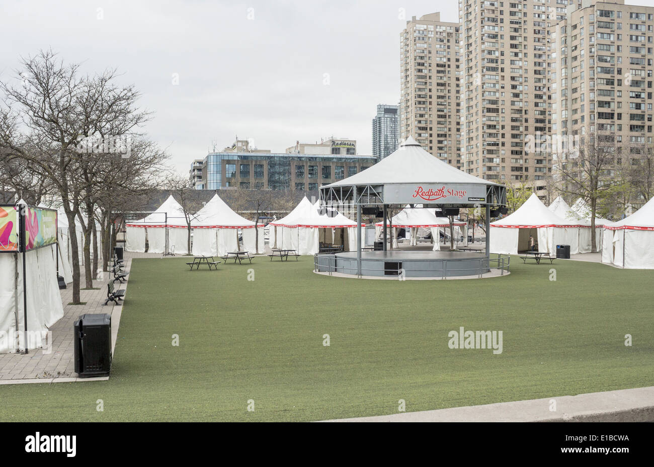 Die Redpath-Bühne mit Zelten im Hintergrund bereit für den Sommer-Festivals am Harbourfont entlang der Uferpromenade von Toronto Stockfoto