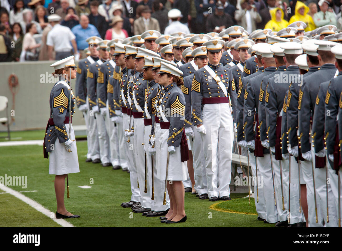 Kadetten der US-Militärakademie in voller Parade Kleid bei Abschlussfeiern 28. Mai 2014 in West Point, New York. Mehr als 1.000 Kadetten der Klasse 2014 erhielten ihre Diplome in Michie Stadium und wurden zweite Leutnants in der US-Armee in Auftrag gegeben. Stockfoto