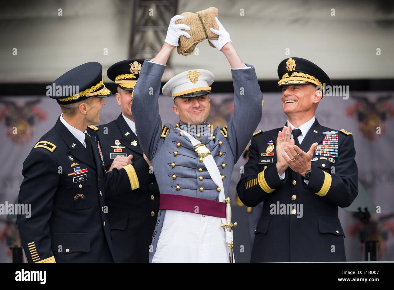 Eine Kadett an der US Military Academy in voller Parade Kleid zeigt stolz eine Auszeichnung bei Abschlussfeiern 28. Mai 2014 in West Point, New York. Mehr als 1.000 Kadetten der Klasse 2014 erhielten ihre Diplome in Michie Stadium und wurden zweite Leutnants in der US-Armee in Auftrag gegeben. Stockfoto