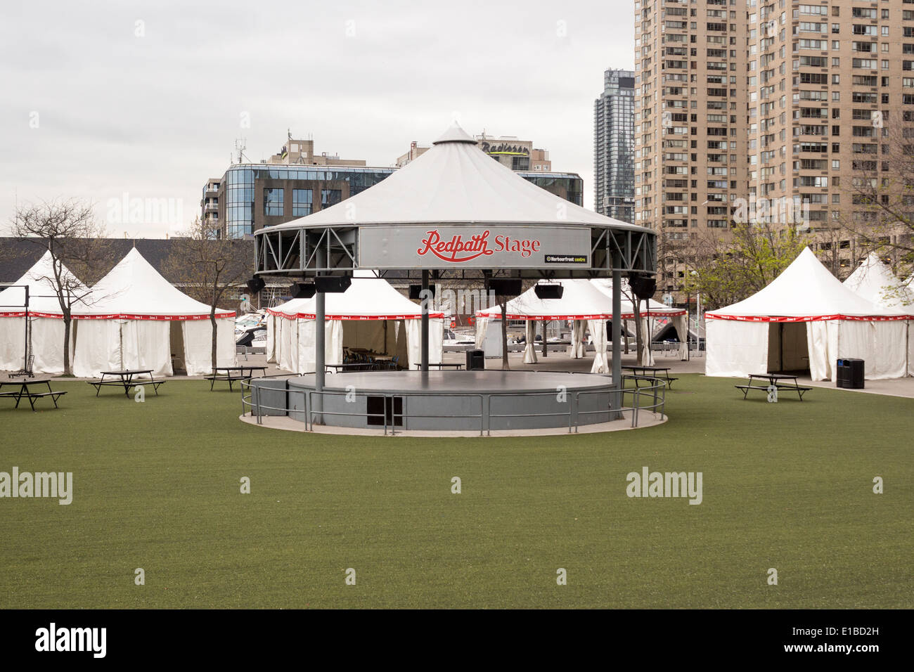 Die Redpath-Bühne mit Zelten im Hintergrund bereit für den Sommer-Festivals am Harbourfont entlang der Uferpromenade von Toronto Stockfoto