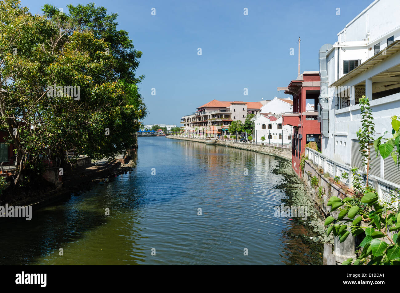 Gebäude an der Uferpromenade am Fluss Melaka in Melaka Stadt, Malaysia Stockfoto