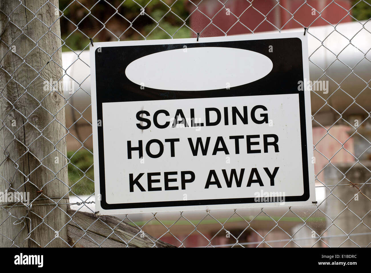 Gefahr der Mitteilung über Drahtzaun Scalding Wasser im geothermischen Kraftwerk Produktion Neuseeland Stockfoto