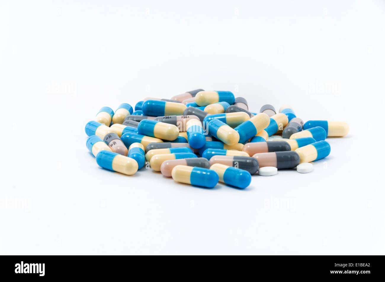 Farbenfrohe Pillen und Tabletten auf weißen Hintergrund isoliert Stockfoto