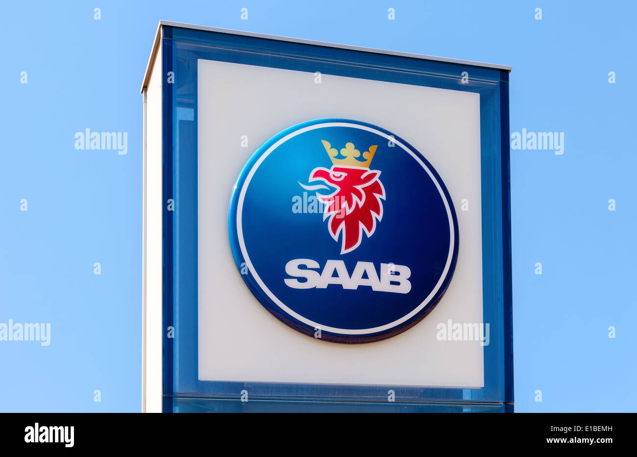 Das Emblem SAAB über blauen Himmel. Saab Automobile AB ist eine schwedische Premium-Automobilhersteller Stockfoto
