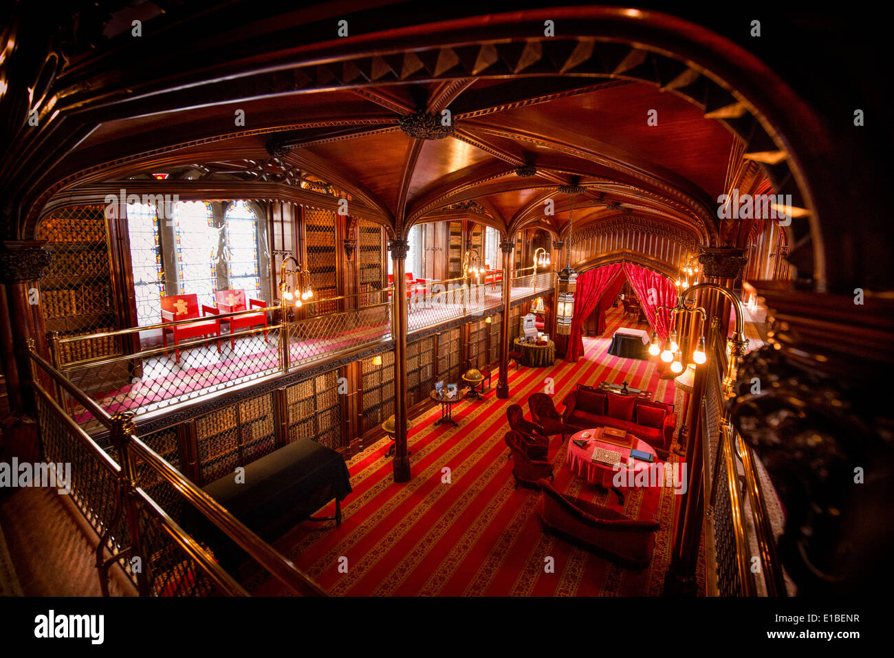 Ein Blick hinter die Kulissen der Arundel Castle, wie sie sich vorbereiten, nach dem Winter für die Öffentlichkeit zugänglich. Die Bibliothek vom Balkon aus gesehen. Stockfoto