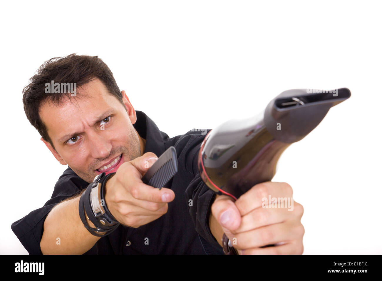 männliche Friseur mit Kamm und Haar Trockner zeigen Stockfoto