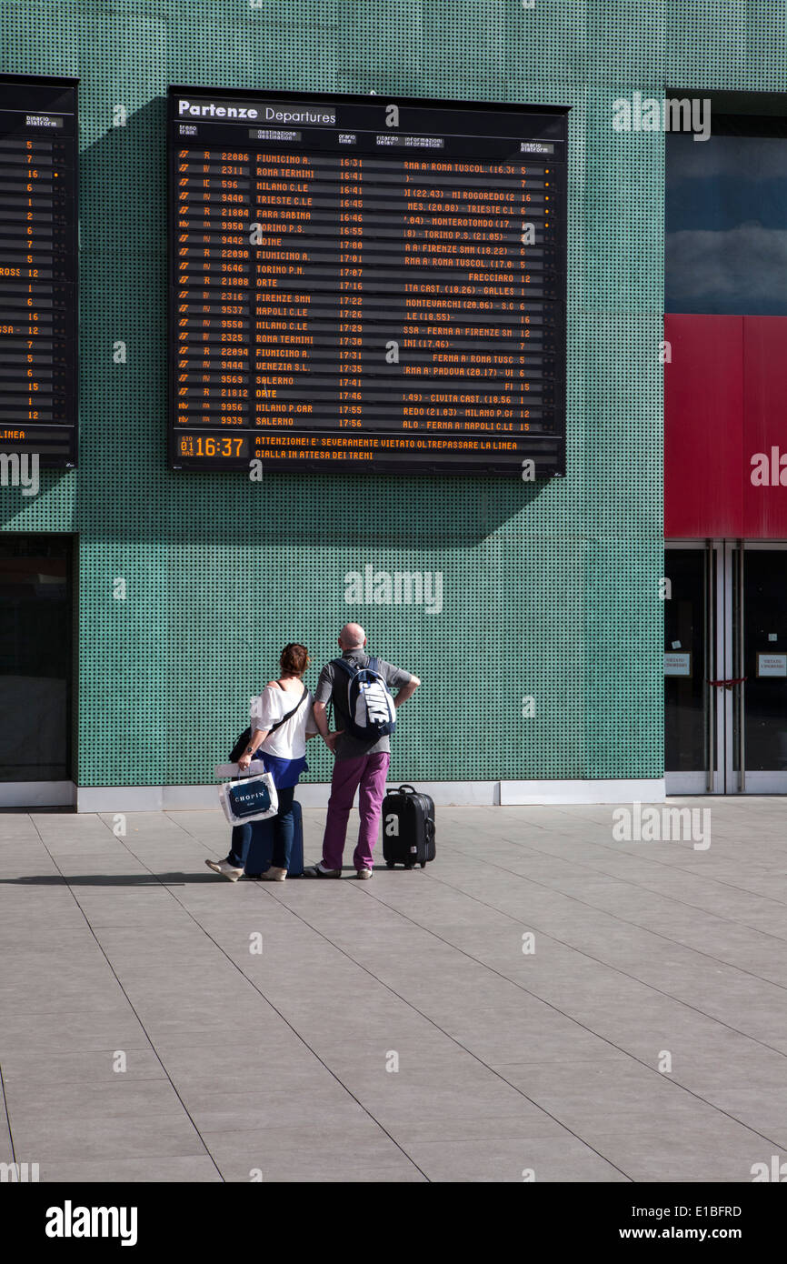 Außenansicht des Tibertina Bahnhof in Rom. Paar auf der Suche im Fahrplan Stockfoto