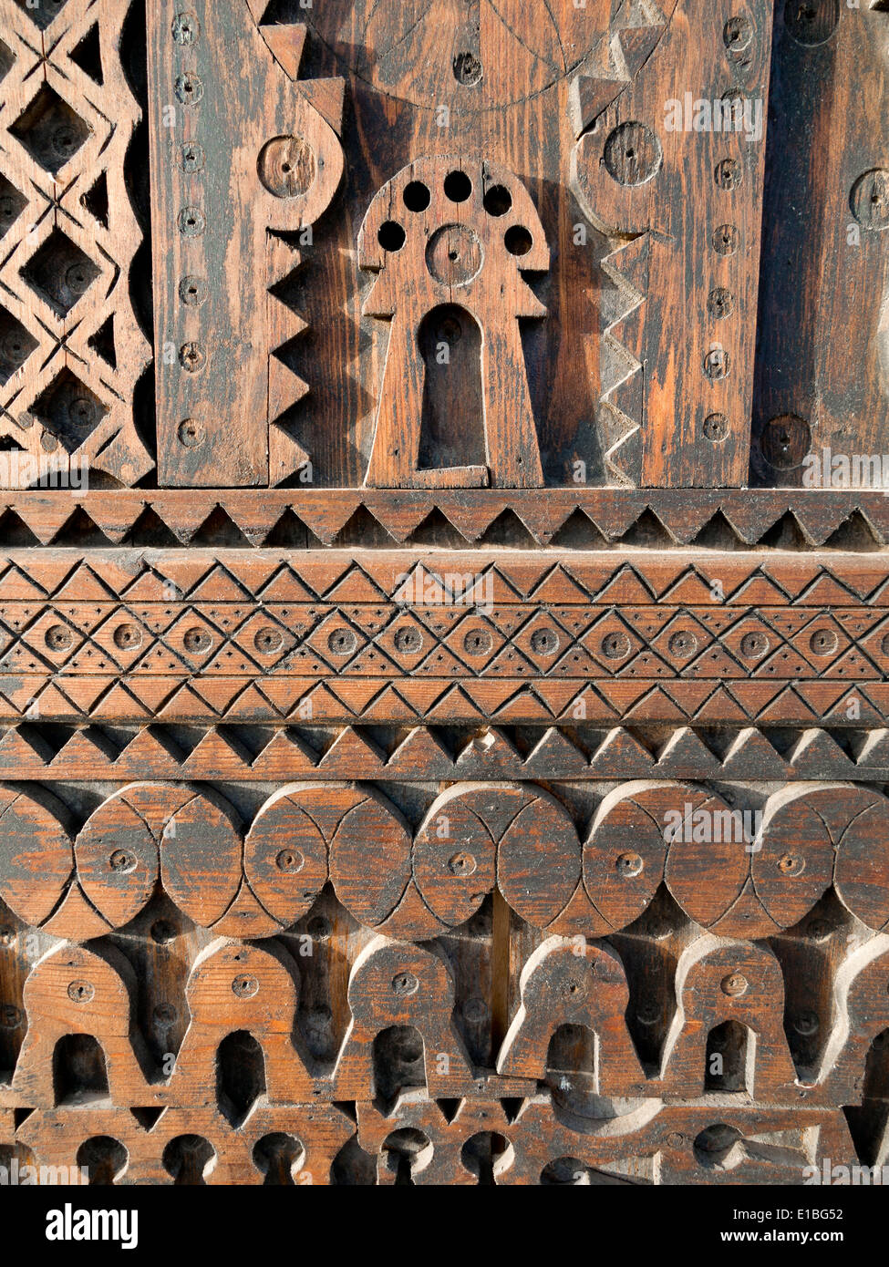 Nahaufnahme Detail geschnitzten Holz auf einem marokkanischen Tür Stockfoto