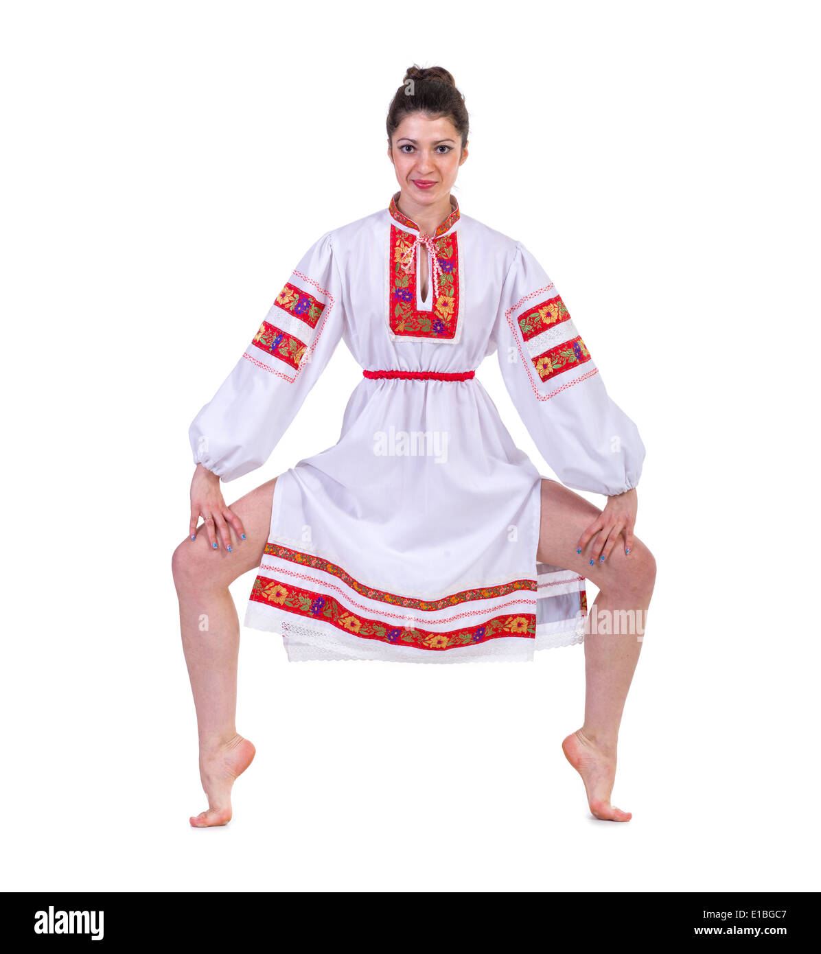 schöne Tänzerin in der ukrainischen polnischen nationalen Tracht Kleidung zufrieden Lächeln, isoliert in voller Länge portrait Stockfoto