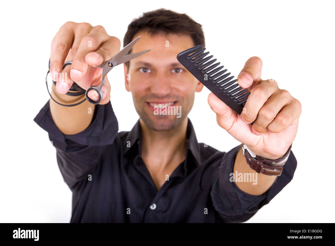 professioneller Friseur Holding Schere und Kamm, konzentrieren sich auf Hände Stockfoto
