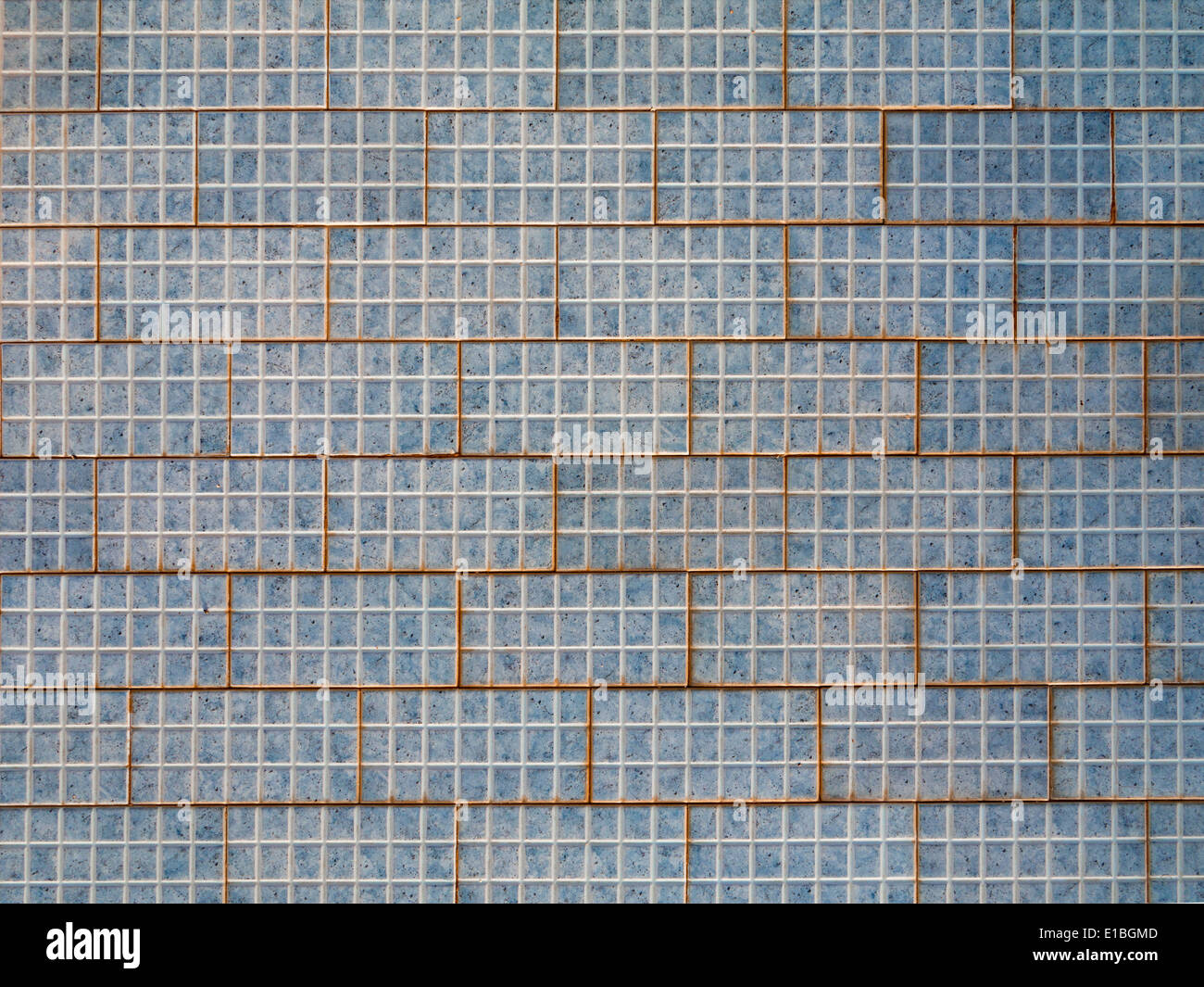 Details der keramische Fußbodenfliesen am Rande eines Swimmingpools hautnah Stockfoto