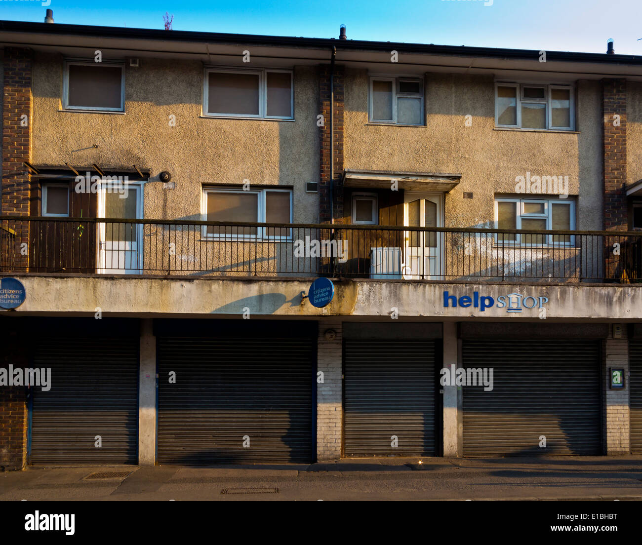 Heruntergekommenen Sie Wohnungen und leerstehenden Läden im Zentrum von Redhill Surrey England UK eine wohlhabende Gegend mit Taschen von Armut und Entbehrung Stockfoto
