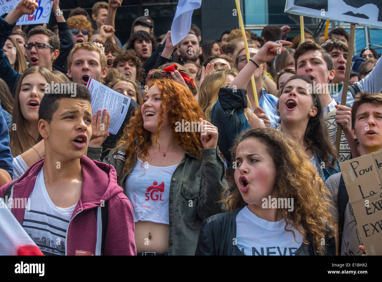 Paris, Frankreich, Anti-Extreme-Right-Demonstration von wütender Crowd-Szene, weiblichen französischen Teenagerstudenten, JUGENDDEMO, protestierende Jugendliche, Proteste, Stockfoto