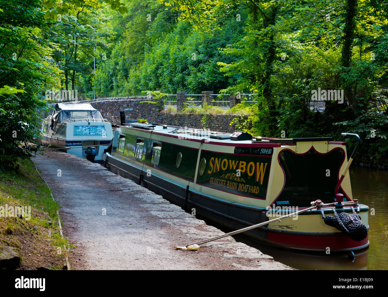 Narrowboats vertäut am Peak Forest Kanal in Whaley Bridge in High Peak Derbyshire England Großbritannien die 1805 fertiggestellt Stockfoto