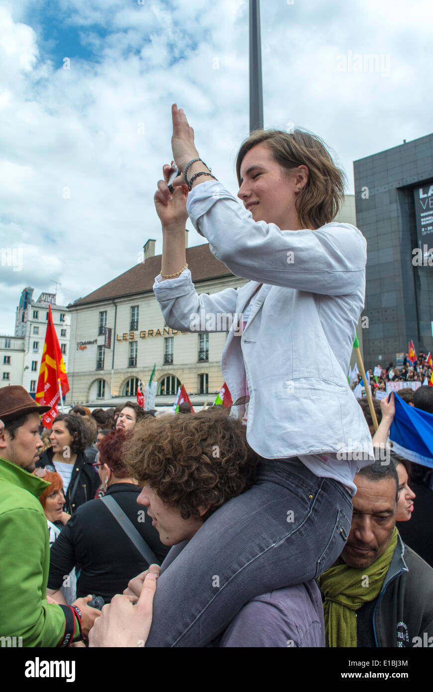 Paris, Frankreich, Anti-Nationale Front Demonstration durch französische Jugendliche Studenten, Mädchen fotografieren mit Smartphone Stockfoto
