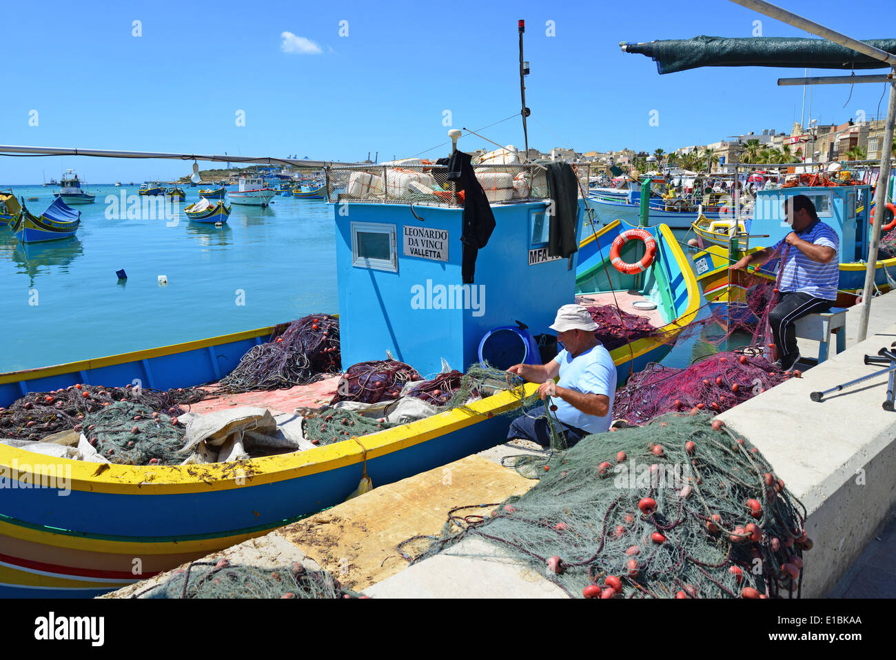 Fischern am Kai, Marsaxlokk Hafen, Marsaxlokk, South Eastern District, Malta Xlokk Region, Republik Malta Stockfoto