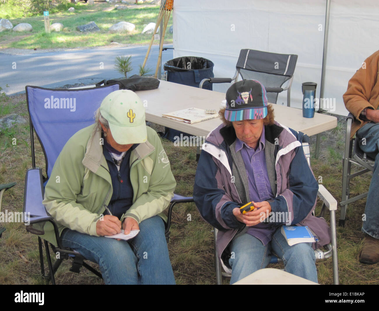 Das Trainingsprogramm für GPS-Fähigkeiten vermittelt Einzelpersonen das Wissen, wie sie GPS-Technologie für Navigation und Kartierung einsetzen können, und verbessert so ihre Fähigkeiten im Freien und in der Landnavigation. Stockfoto