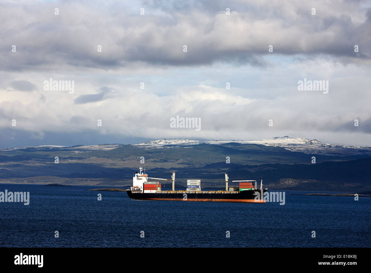 einsamer Containerschiff in den Beagle-Kanal Tierra Del Fuego Ushuaia Argentinien Stockfoto