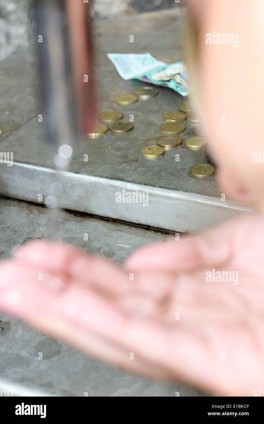 Geld Beitrag neben der Wasserquelle Kloster Ostrog Montenegro Stockfoto