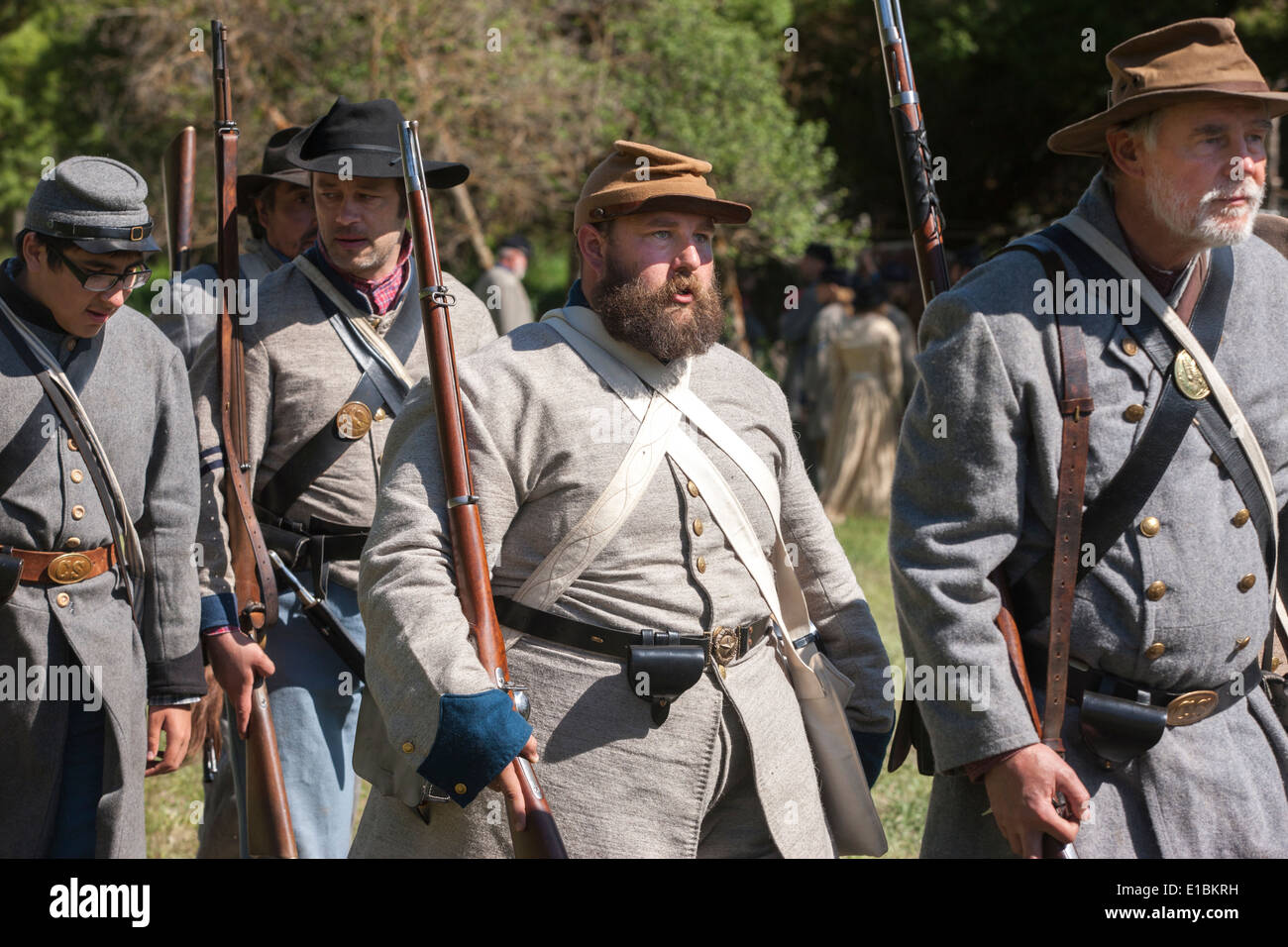 Konföderierten Reenactors auf dem Vormarsch. Stockfoto