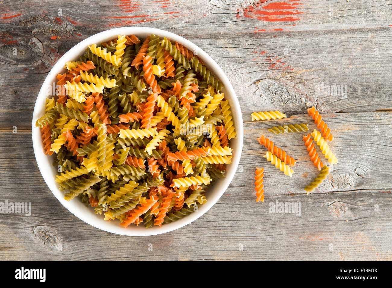 Bunte Schale mit rohen Tomaten und Spinat Fusilli Nudeln, Spiralen eine traditionelle italienische Pasta, hergestellt aus Stockfoto