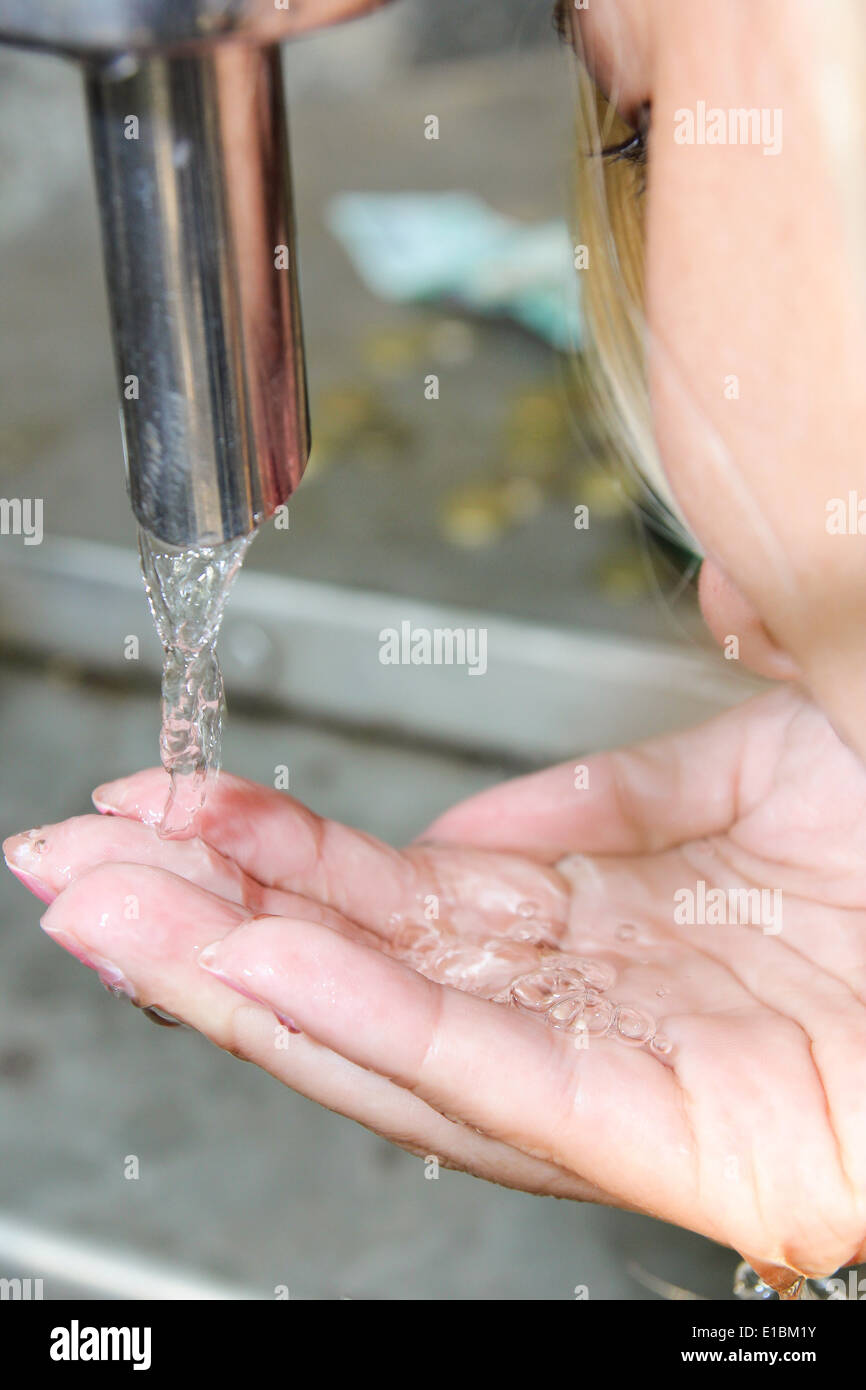 Frau Trinkwasser aus Kloster Leitung Stockfoto