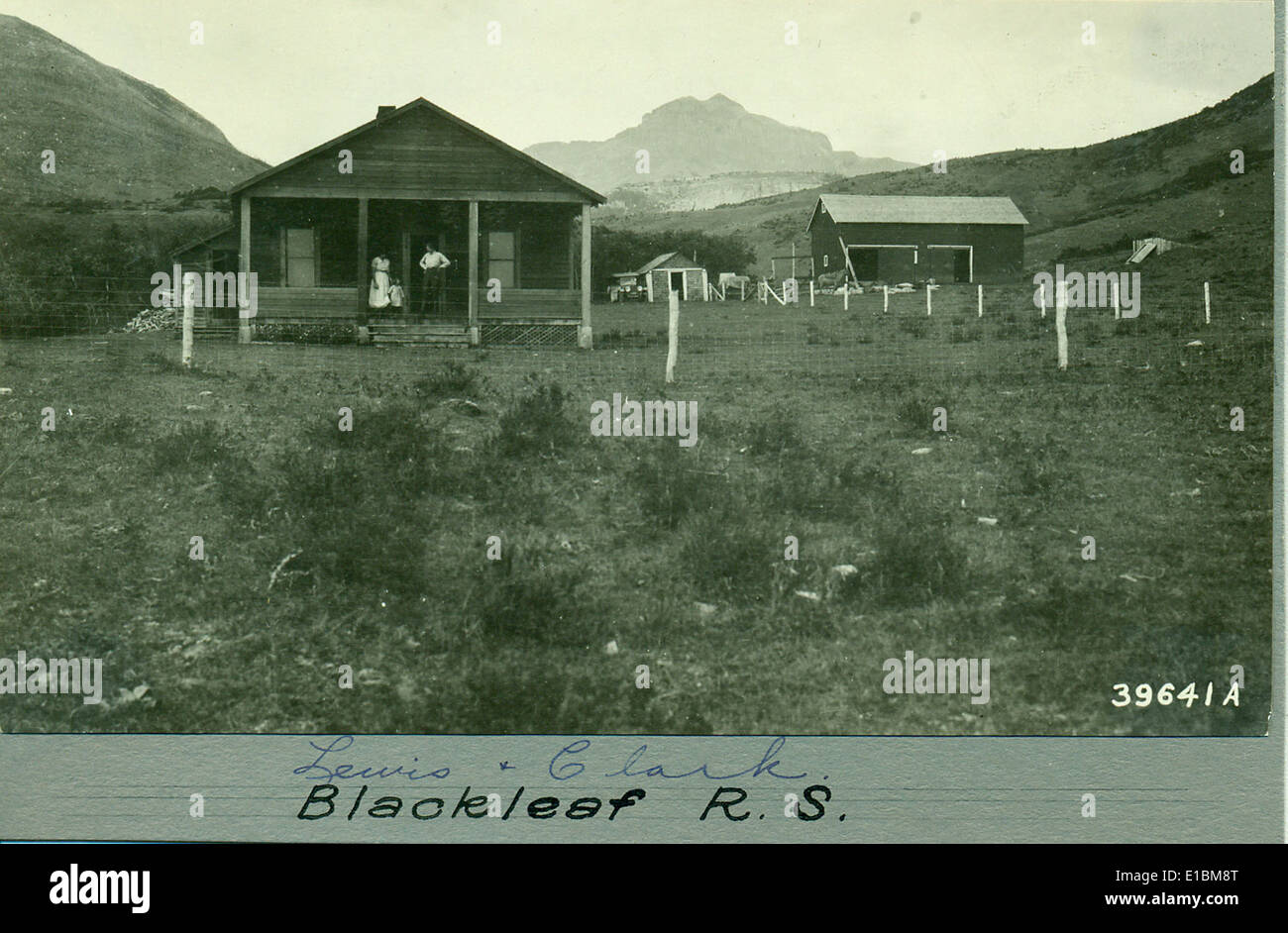 Die Blackleaf Ranger Station, die sich im Lewis and Clark National Forest befindet, ist eine historische Stätte, die einen Einblick in die Waldbewirtschaftung und die Erhaltung der Wälder in der Region bietet. Sie ist Teil des breiteren Netzwerks von Ranger-Stationen in Montana. Stockfoto