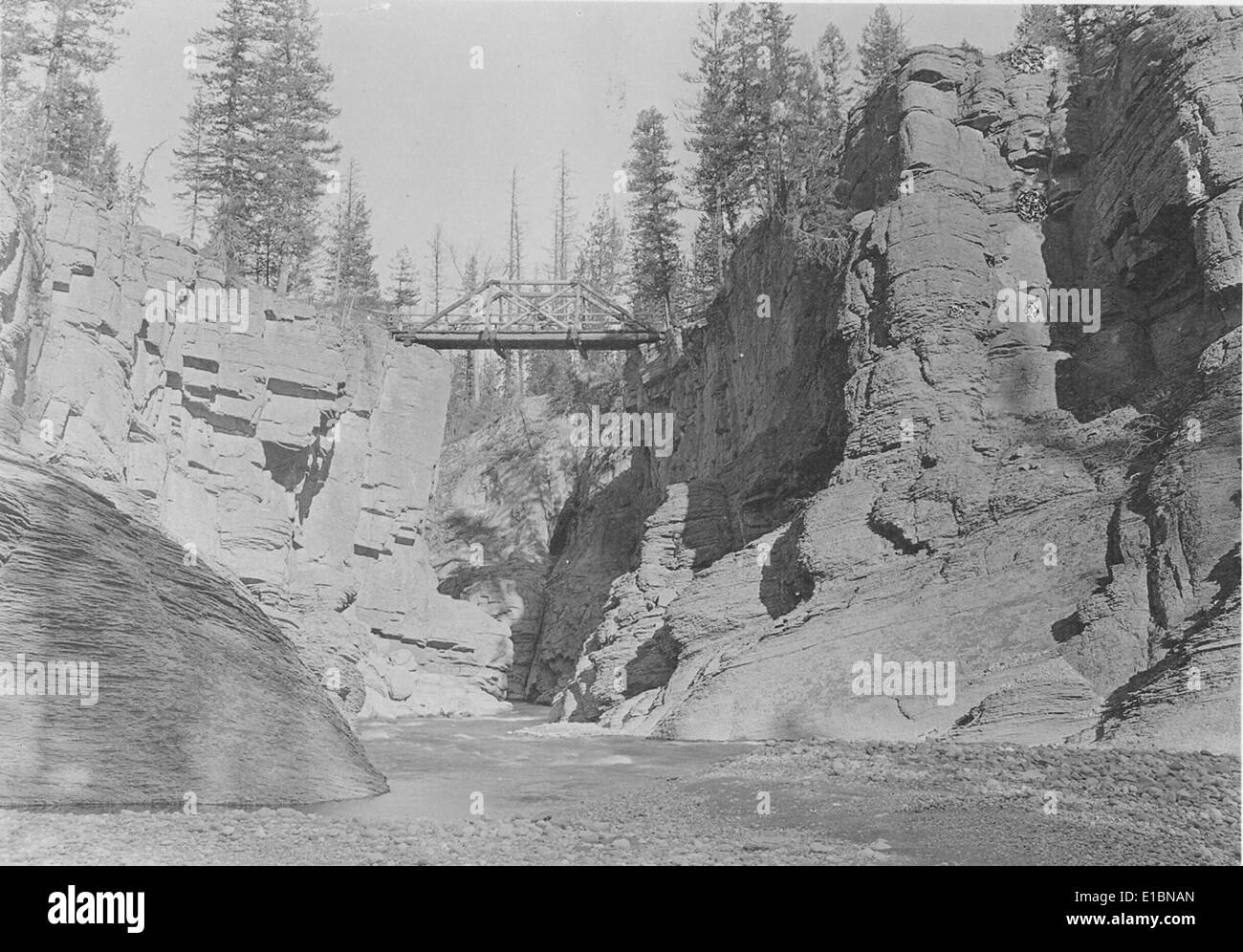 Die Archivsammlung aus dem Jahr 99-00013 aus der nördlichen Region enthält historische Fotos und Dokumente zu Ingenieurwesen und Forstwirtschaft, die die Geschichte des Naturschutzes der Region zeigen. Stockfoto