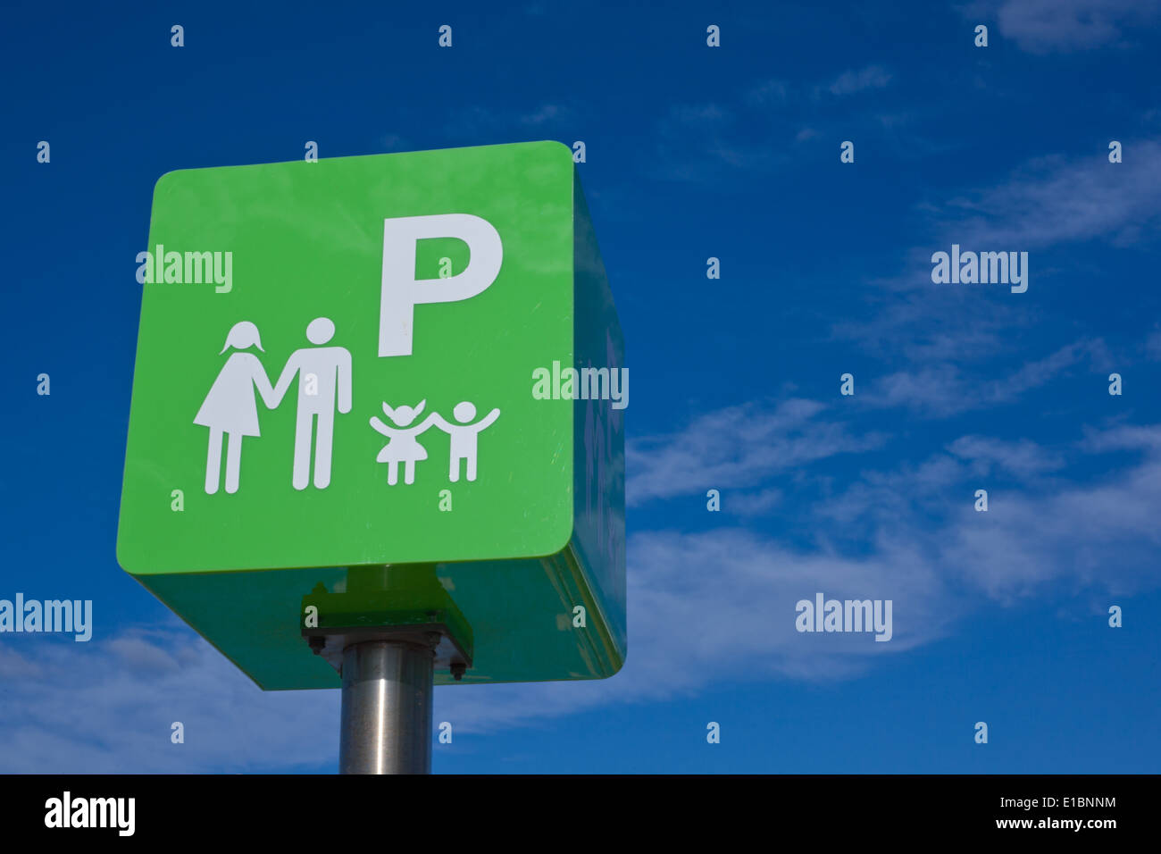 Reservierten Parkplatz Pol grüne Zeichen für Familie gegen blauen Himmel Stockfoto