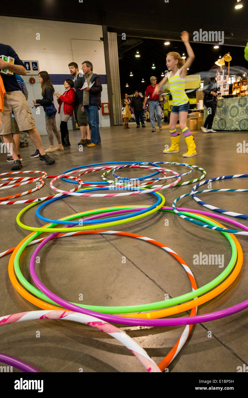 Hula Hoops und Mädchen Hula hooping Stockfoto