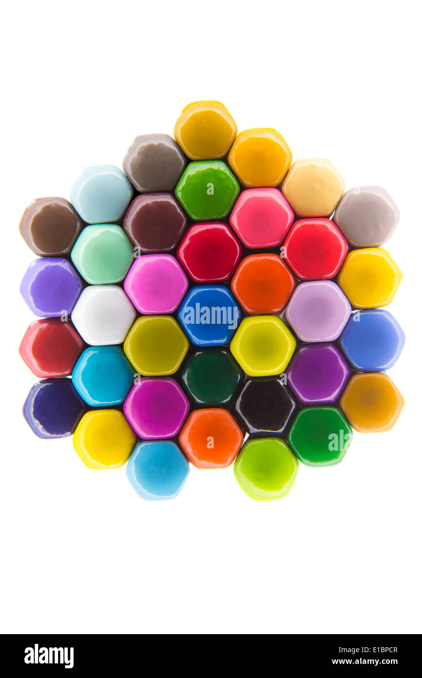 Lebendige Muster in den Farben des Regenbogens erstellt von dicht gepackten sechseckigen Rücken von farbigem Bleistift Buntstifte isoliert Stockfoto