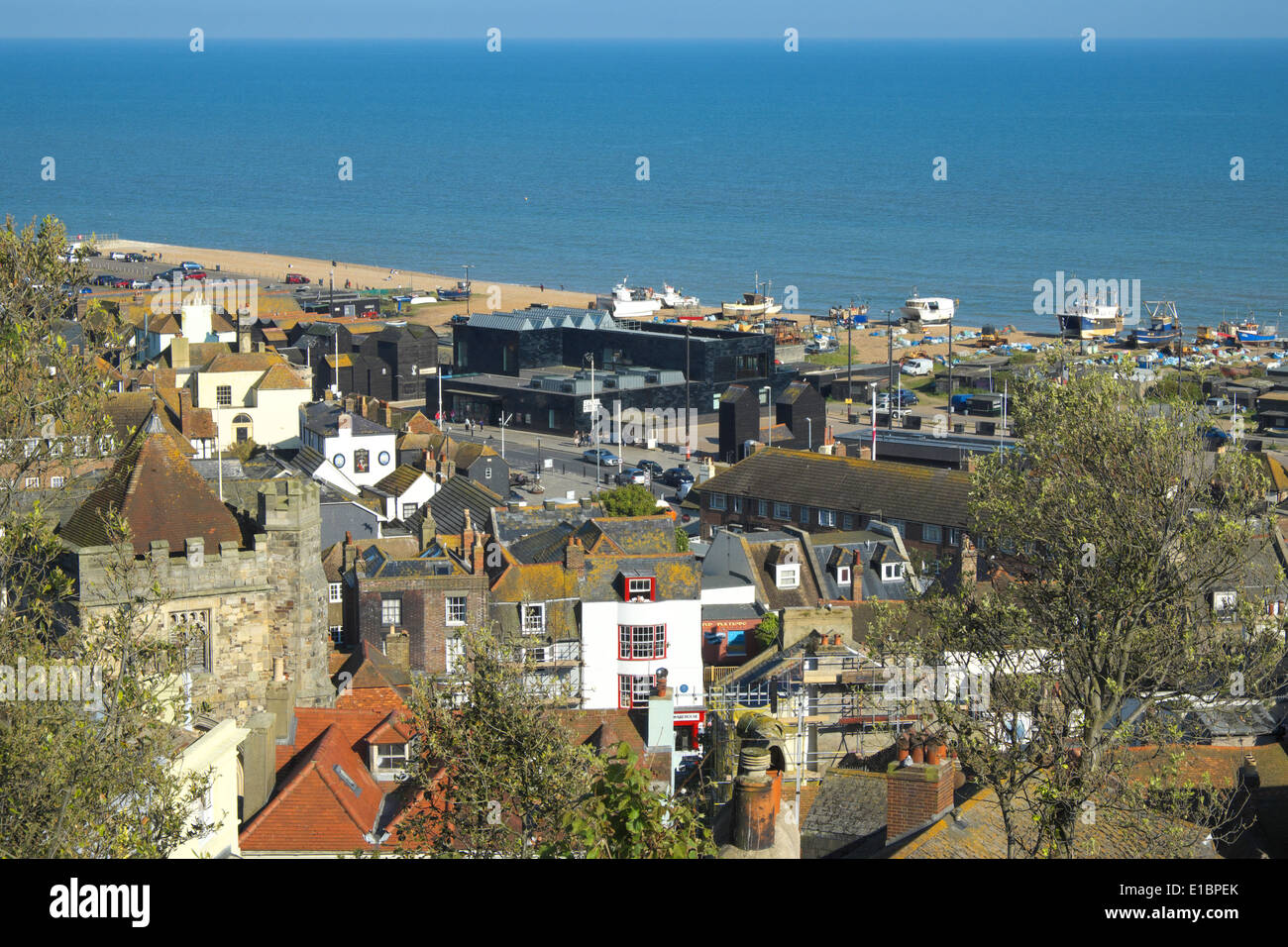 Blick über die Altstadt von Hastings zur schwarz gefliesten Galerie für zeitgenössische Kunst von Hastings am Strand, East Sussex, Großbritannien Stockfoto