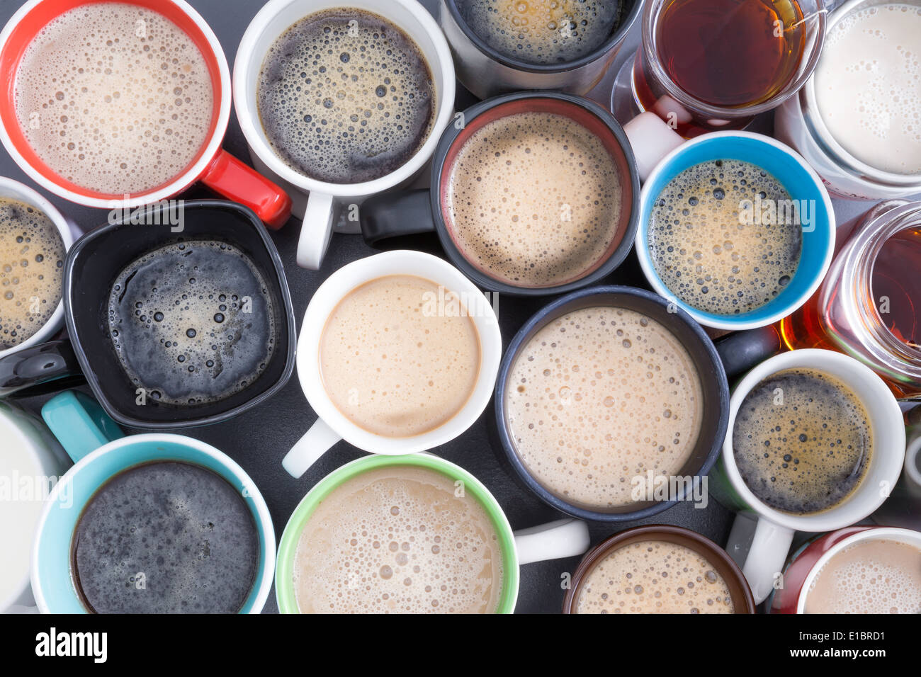 Hintergrund mit Blick von oben dicht gepackten sortierten Becher voll von frischen heißen Kaffee mit Schaum bedeckt Stockfoto