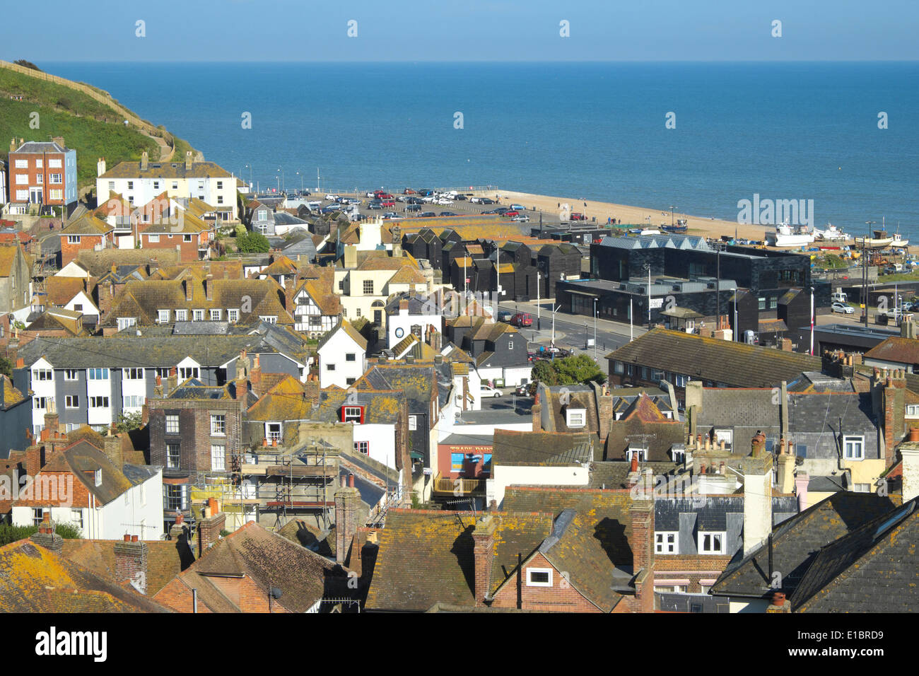 Blick über die Altstadt von Hastings zur schwarz gefliesten Galerie für zeitgenössische Kunst Hastings am Stade-Strand in der Altstadt Stockfoto