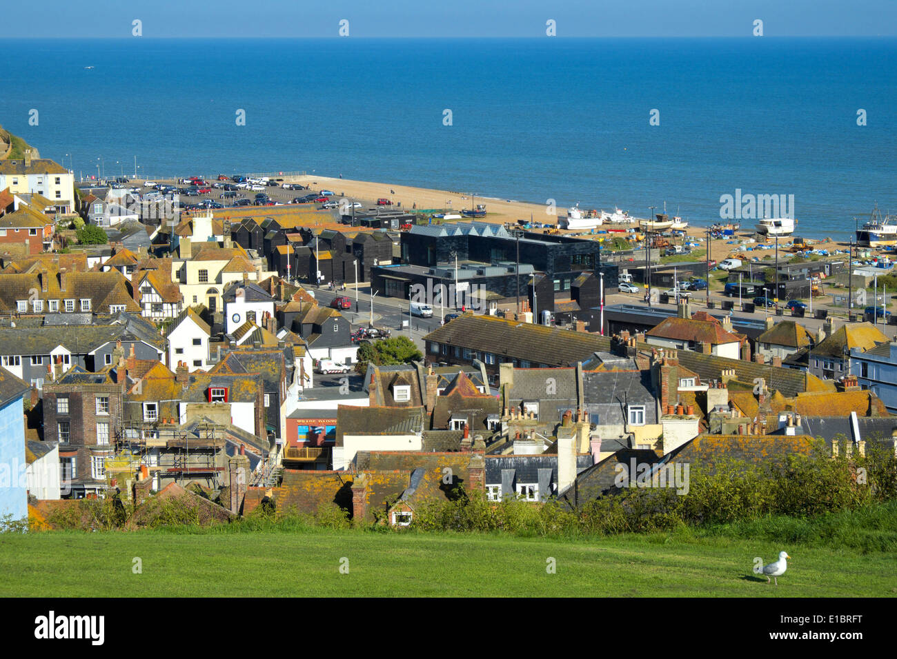 Blick über die Altstadt von Hastings, Hastings Galerie für Zeitgenössische Kunst (ehemals Jerwood Kunstgalerie) am Strand, East Sussex, GB, UK Stockfoto