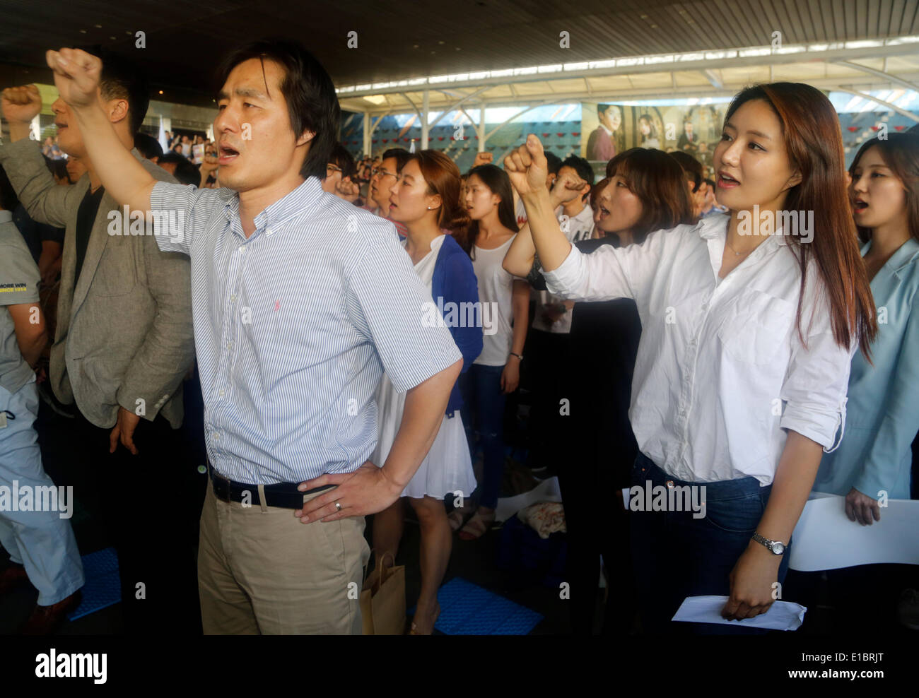 Seoul, Südkorea. 29. Mai 2014. Journalisten des staatlichen KBS besuchen Streik-Kundgebung am Sender?? s wichtigste Bürogebäude in Seoul, Südkorea. Journalisten und Mitarbeiter der beiden Gewerkschaften der KBS begann Generalstreik am Donnerstag auf Nachfrage Präsident des Senders, die Gil-Hwan jung zurücktreten, für welche die Gewerkschaften bestehen, Einmischung in den Nachrichten zu Gunsten der südkoreanischen Regierung, während die Firma, den Streik sagte illegal, war nach den örtlichen Medien. Bildnachweis: Lee Jae-Won/AFLO/Alamy Live-Nachrichten Stockfoto