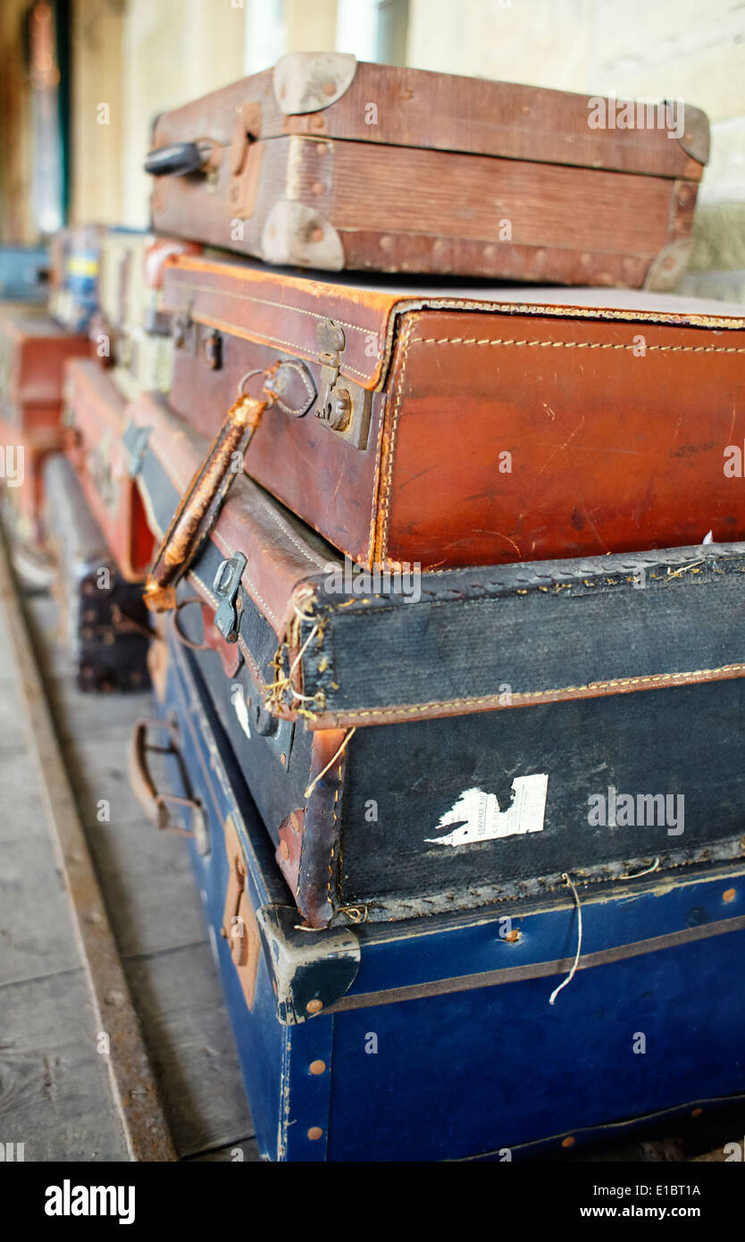 Stapeln von alten Koffer am Bahnhof Stockfoto