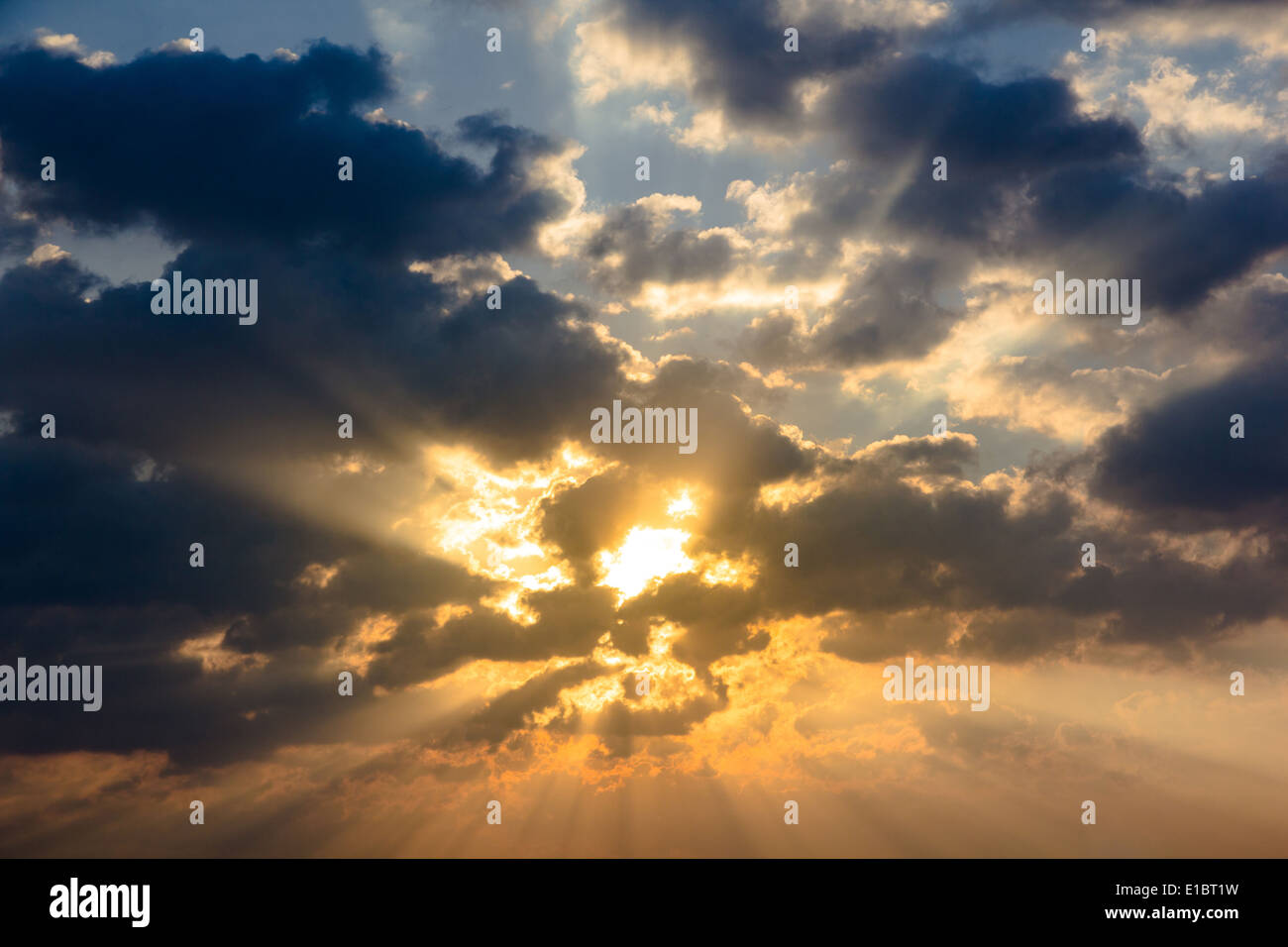 Sunbeam Strahl Licht durch Wolke Himmel Twilight Farbe Blau und orange dramatischen Hintergrund Stockfoto