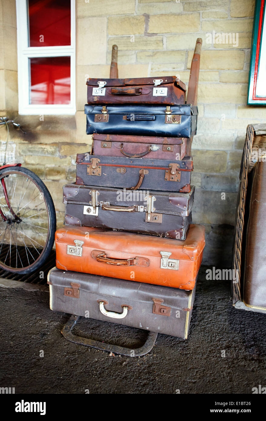 Stapeln von alten Koffer am Bahnhof Stockfoto