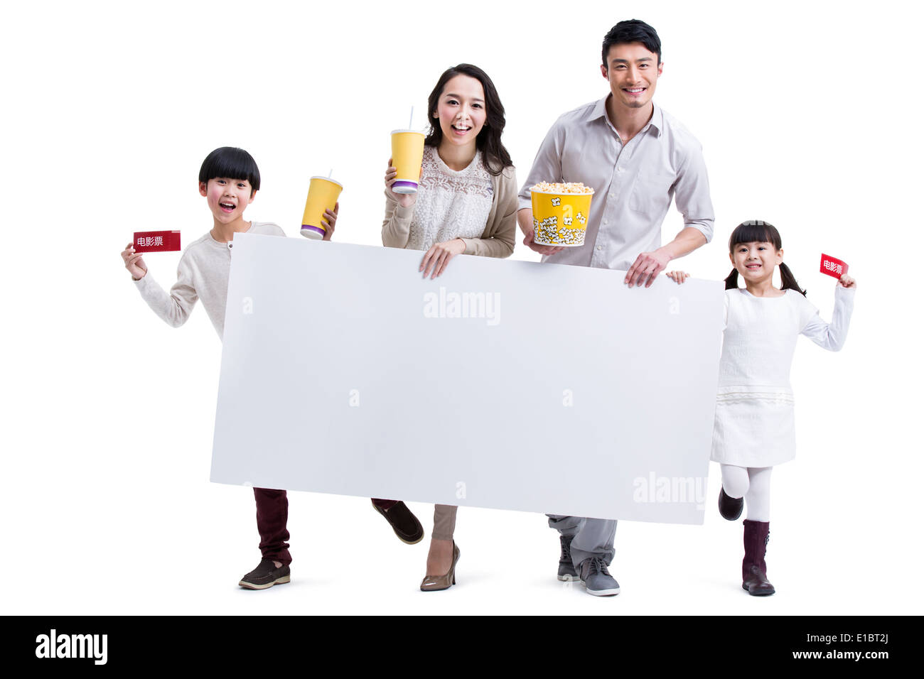 Aufgeregt Familie mit Kinokarten und whiteboard Stockfoto