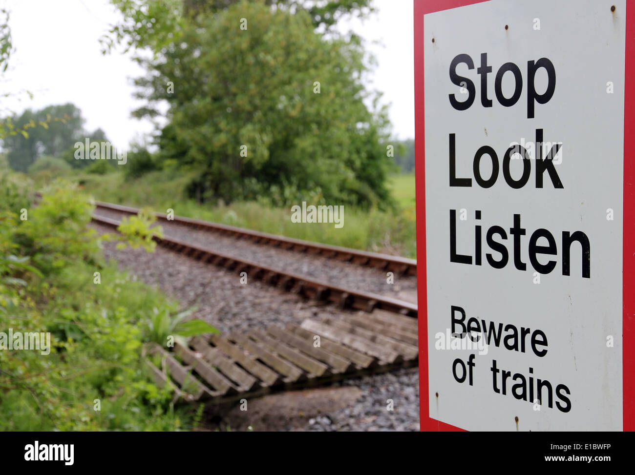 Fußgängerzone Warnzeichen durch ländliche Eisenbahnlinie Bodiam East Sussex England Stockfoto