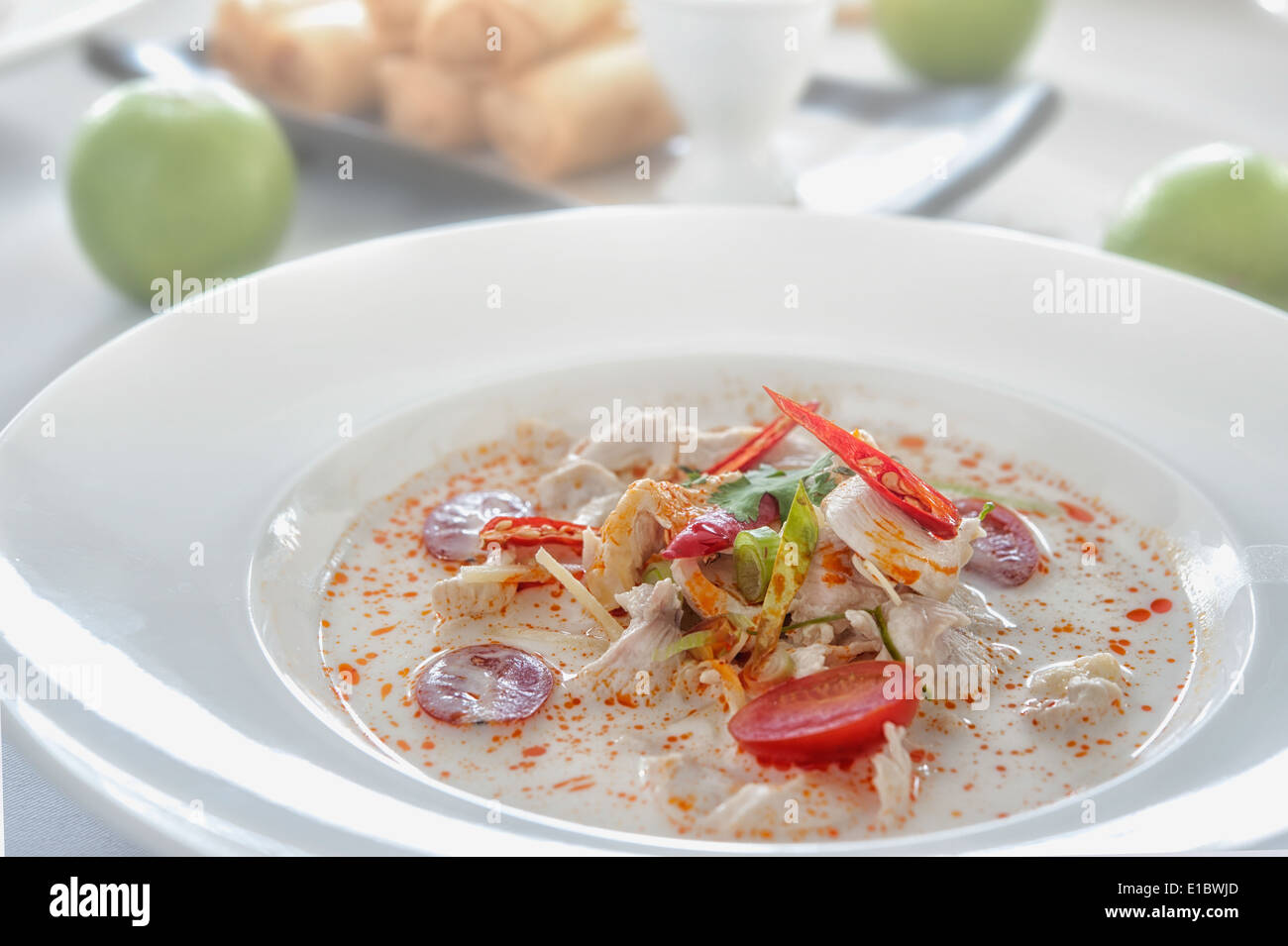 Hühnersuppe, scharf und würzig, Lieblings-thai-Küche Stockfoto